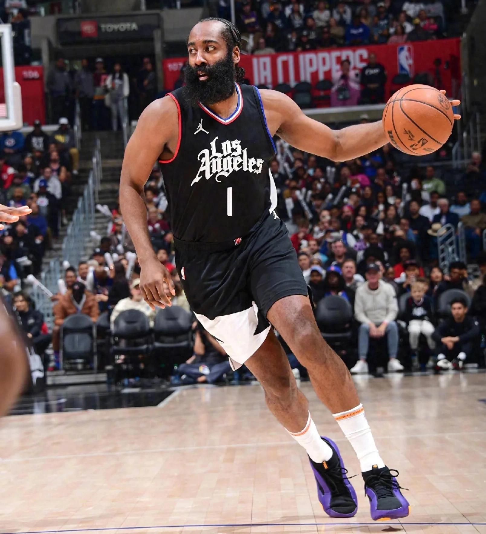 赛后突围战来临；洛杉矶快船围绕欧超杯战术微调；球迷炸锅；心理建设被强调