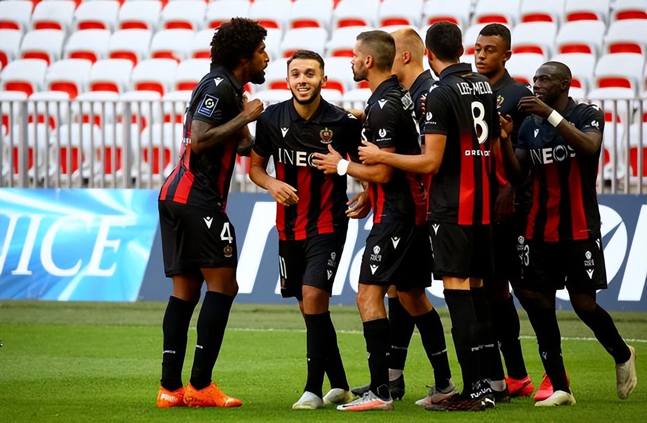 里昂发布备战花絮，今晚刷新队史纪录，荷甲任务艰巨，赛季目标并未改变的简单介绍